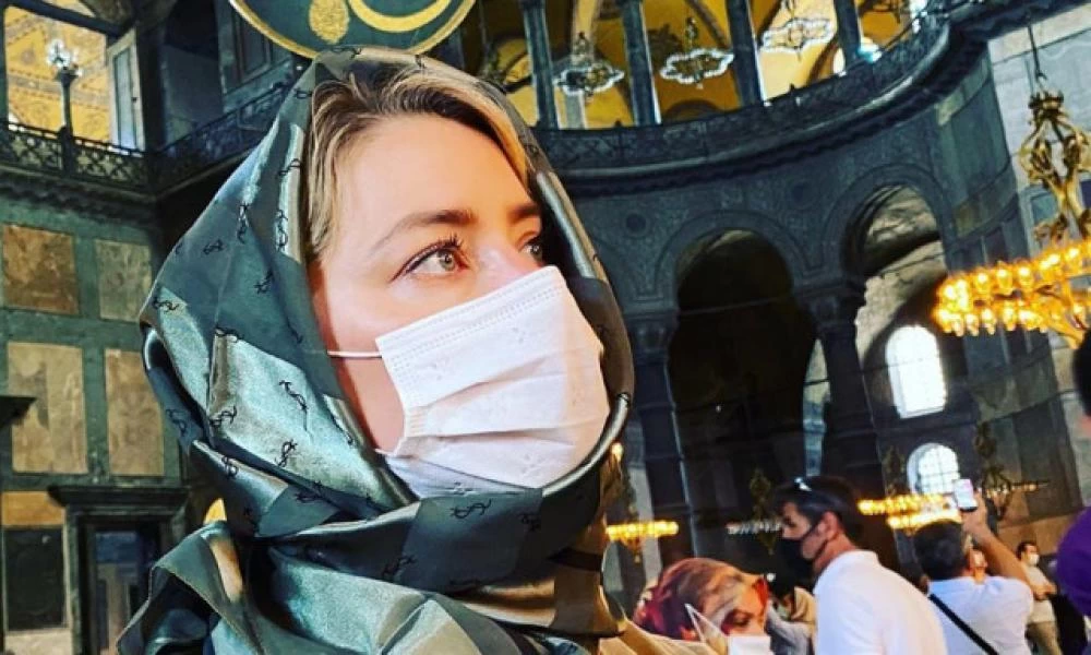 Μόνο με μαντήλα οι τουρίστες στην Αγιά Σοφιά